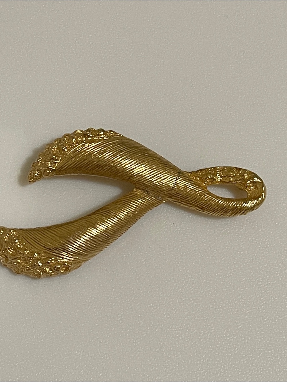 Vintage TARA Gold-Tone Sculpted Ribbon Brooch signed